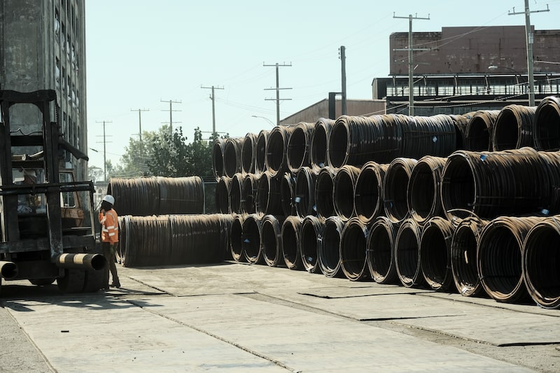 Los trabajadores descargan barras de acero en bobinas de un barco en el astillero del puerto de Detroit, en Detroit, Michigan. Fotógrafo: Matthew Hatcher/Bloomberg. Los trabajadores descargan barras de acero en bobinas de un barco en el astillero del puerto de Detroit, en Detroit, Michigan. Fotógrafo: Matthew Hatcher/Bloomberg.