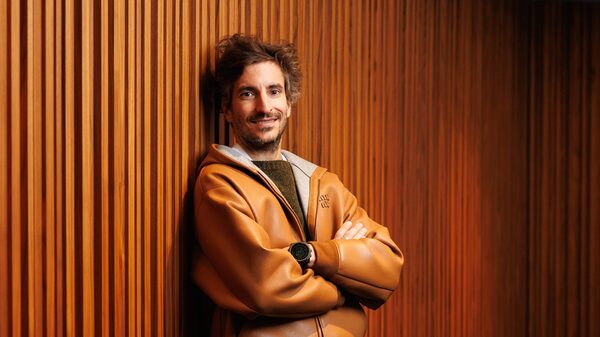 Ex-piloto de rali e herdeiro da Prada, Lorenzo Bertelli será novo chefe da Versace Ex-piloto de rali e herdeiro da Prada, Lorenzo Bertelli será novo chefe da Versace