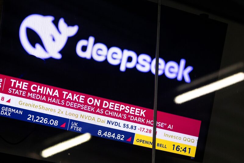 Un televisor transmite noticias de DeepSeek en el Nasdaq MarketSite de Nueva York, EE. UU. Un televisor transmite noticias de DeepSeek en el Nasdaq MarketSite de Nueva York, EE. UU.