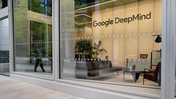 Google DeepMind presenta nueva IA que permite a robots humanoides razonar y mejorar su destreza física Google DeepMind presenta nueva IA que permite a robots humanoides razonar y mejorar su destreza física