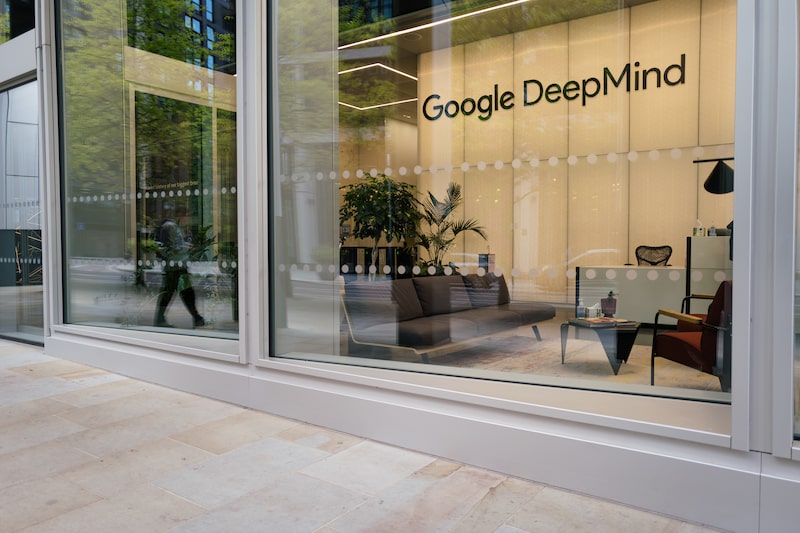 Google DeepMind lanza una nueva IA que permite a robots humanoides razonar y planificar tareas Google DeepMind lanza una nueva IA que permite a robots humanoides razonar y planificar tareas