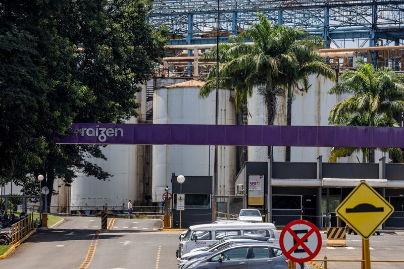 Segundo a avaliação, o endividamento da empresa desafiando a capacidade da Raízen de sustentar uma geração de caixa positiva Segundo a avaliação, o endividamento da empresa desafiando a capacidade da Raízen de sustentar uma geração de caixa positiva