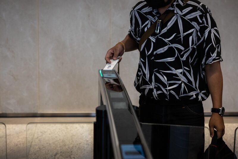 Funcionário em prédio de escritórios em Bangkok, na Tailândia Funcionário em prédio de escritórios em Bangkok, na Tailândia