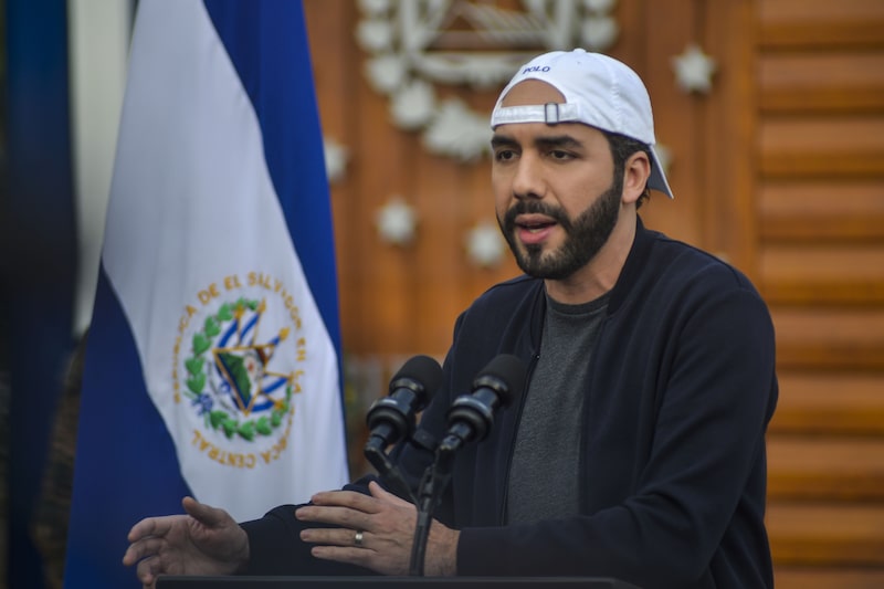 Nayib Bukele, presidente de El Salvador, en una conferencia, en la cual anunció la llegada de un cargamento de vacunas de AstraZeneca, en septiembre de 2021. Nayib Bukele, presidente de El Salvador, en una conferencia, en la cual anunció la llegada de un cargamento de vacunas de AstraZeneca, en septiembre de 2021.