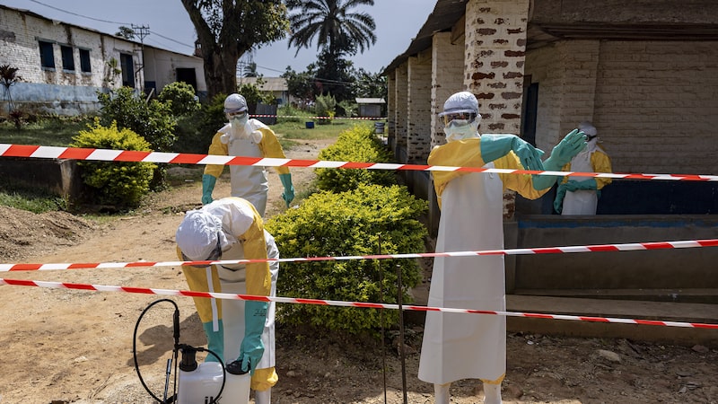 Fome leva pacientes com ebola a fugir de centros de tratamento no Congo Fome leva pacientes com ebola a fugir de centros de tratamento no Congo