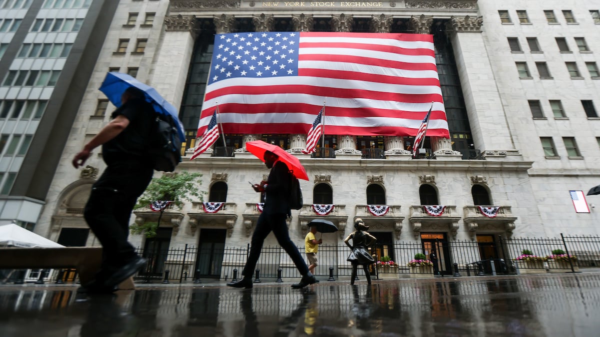 S&P 500 cae ante el salto del petróleo y las tasas de los bonos en su mayor nivel en 24 años