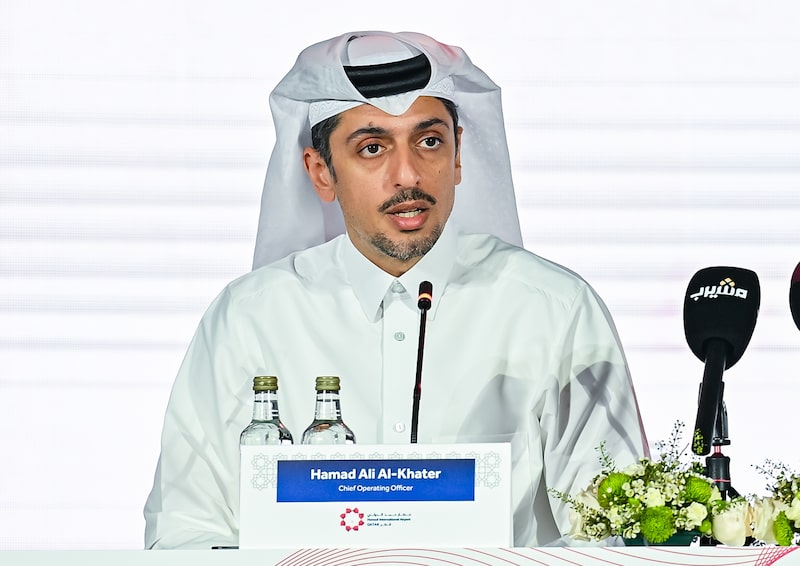 Hamad Ali al-Khater, director de operaciones del Aeropuerto Internacional de Hamad, habla durante una conferencia de prensa en la que se refiere al proyecto de ampliación de las salas D y E del Aeropuerto Internacional de Hamad de Doha, en Doha, Qatar, el 19 de marzo de 2025 Hamad Ali al-Khater, director de operaciones del Aeropuerto Internacional de Hamad, habla durante una conferencia de prensa en la que se refiere al proyecto de ampliación de las salas D y E del Aeropuerto Internacional de Hamad de Doha, en Doha, Qatar, el 19 de marzo de 2025