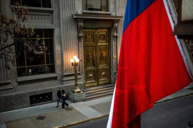 Los peatones pasan frente a la sede del Banco Central de Chile en Santiago. Foto: Cristobal Olivares/Bloomberg Los peatones pasan frente a la sede del Banco Central de Chile en Santiago. Foto: Cristobal Olivares/Bloomberg