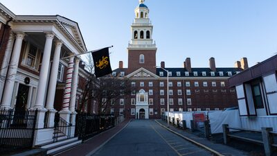 El presidente Trump advierte a Harvard que están en riesgo US$9.000 millones de financiación El presidente Trump advierte a Harvard que están en riesgo US$9.000 millones de financiación