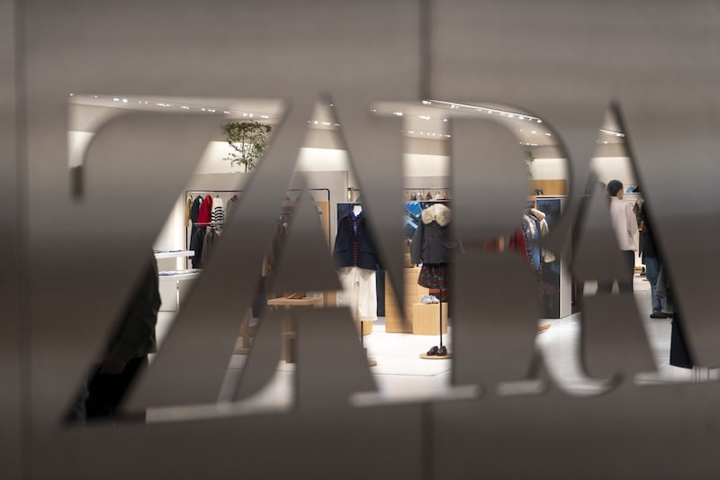 Cartel de Zara en la sala de exposiciones de la empresa en A Coruña, España. Cartel de Zara en la sala de exposiciones de la empresa en A Coruña, España.