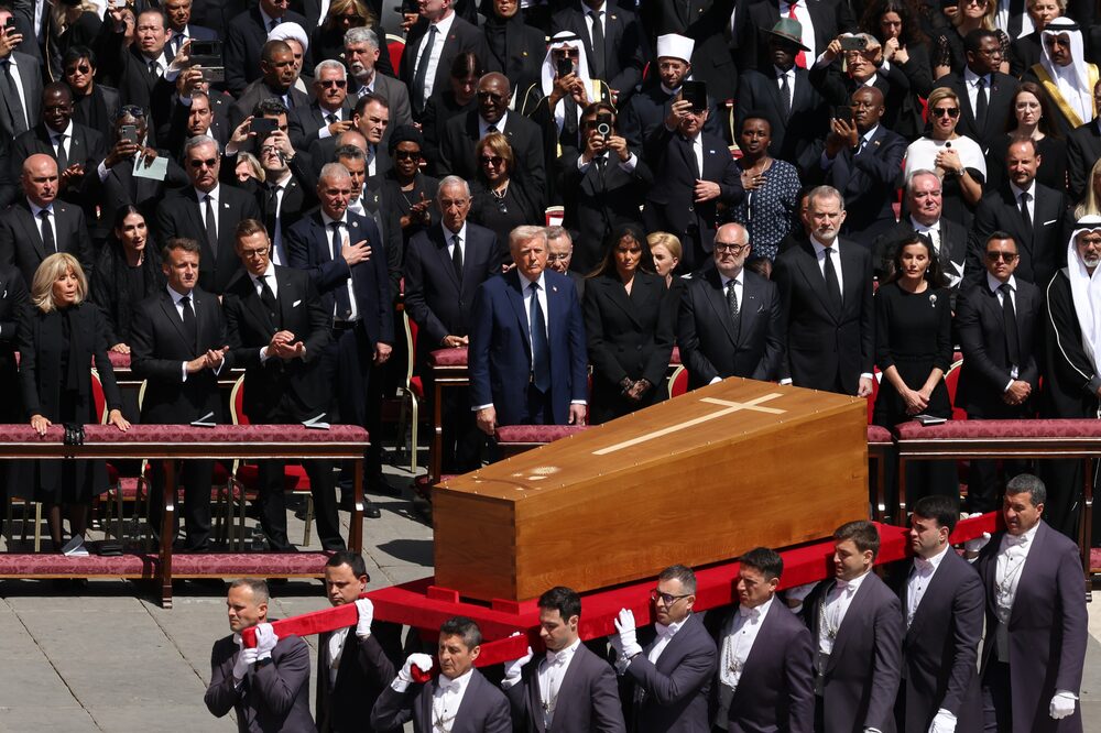 El presidente estadounidense Donald Trump, en el centro, en el funeral del papa Francisco en la plaza de San Pedro del Vaticano, el sábado 26 de abril de 2025. El presidente estadounidense Donald Trump, en el centro, en el funeral del papa Francisco en la plaza de San Pedro del Vaticano, el sábado 26 de abril de 2025.