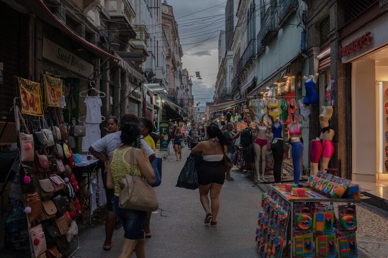 Compradores en el Mercado Municipal de Uruguaiana, en el centro de Río de Janeiro Compradores en el Mercado Municipal de Uruguaiana, en el centro de Río de Janeiro
