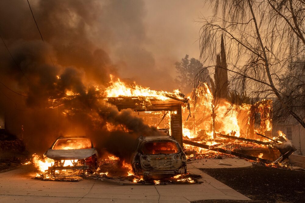 Vehículos arden durante el incendio Eaton en Altadena, California, el 8 de enero. Fotografia: Jill Connelly/Bloomberg. Vehículos arden durante el incendio Eaton en Altadena, California, el 8 de enero. Fotografia: Jill Connelly/Bloomberg.
