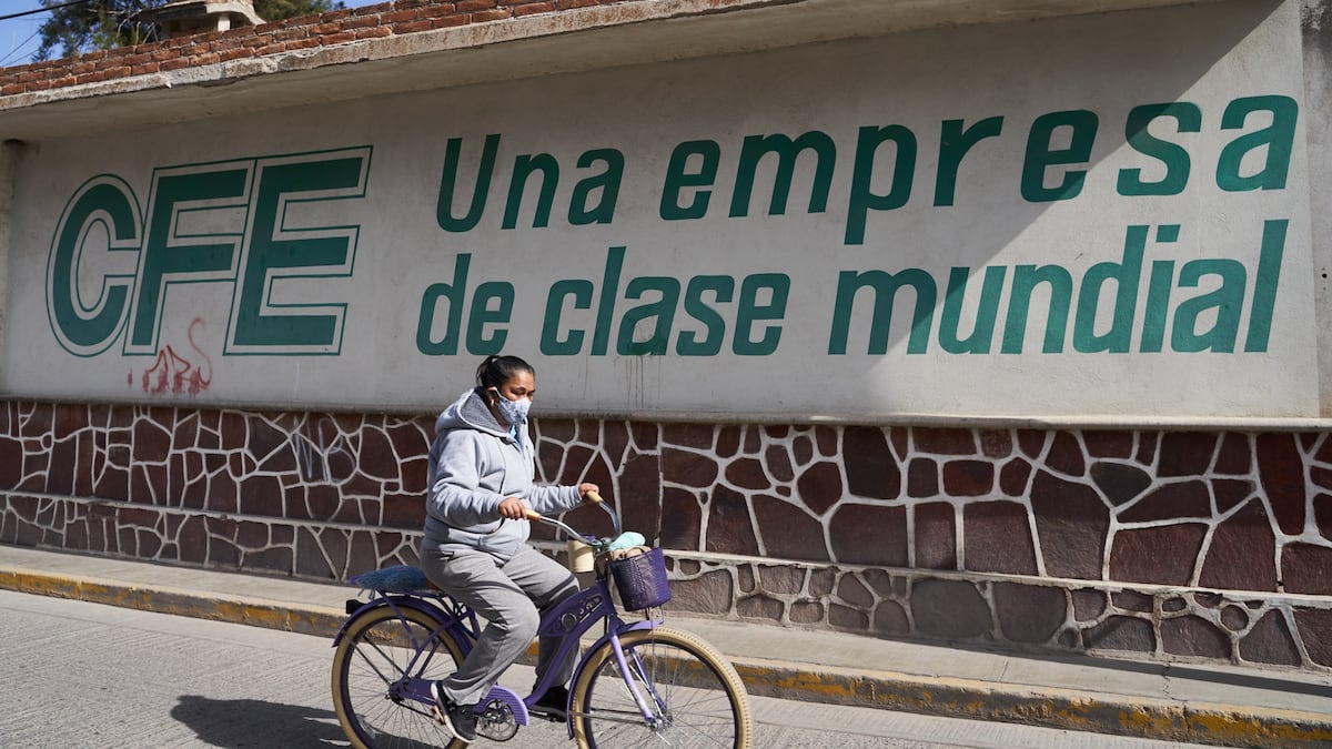 Ganancias de CFE se desploman por el dólar débil