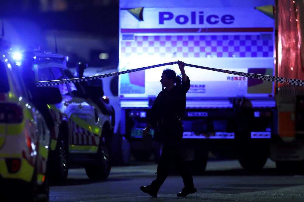 Agente de policía camina por la línea de cordón en la escena. Agente de policía camina por la línea de cordón en la escena.