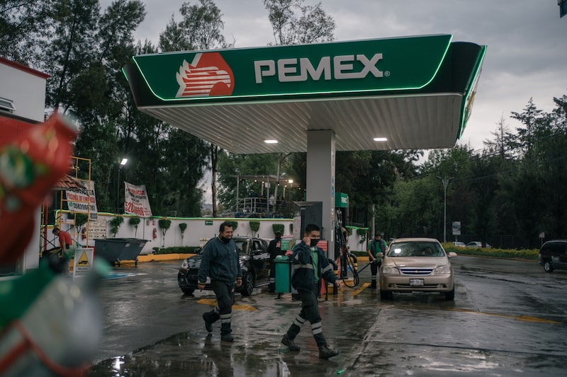 Una gasolinera con la marca de la empresa estatal Petróleos Mexicanos (Pemex) en el municipio de Naucalpan, Estado de México, México. Una gasolinera con la marca de la empresa estatal Petróleos Mexicanos (Pemex) en el municipio de Naucalpan, Estado de México, México.