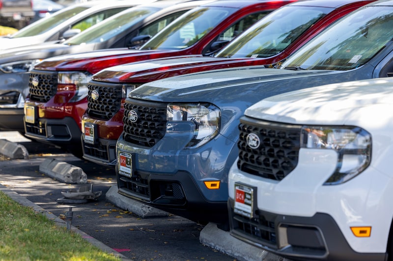 Vehículos Ford nuevos a la venta en un concesionario en Thousand Oaks, California. Vehículos Ford nuevos a la venta en un concesionario en Thousand Oaks, California.