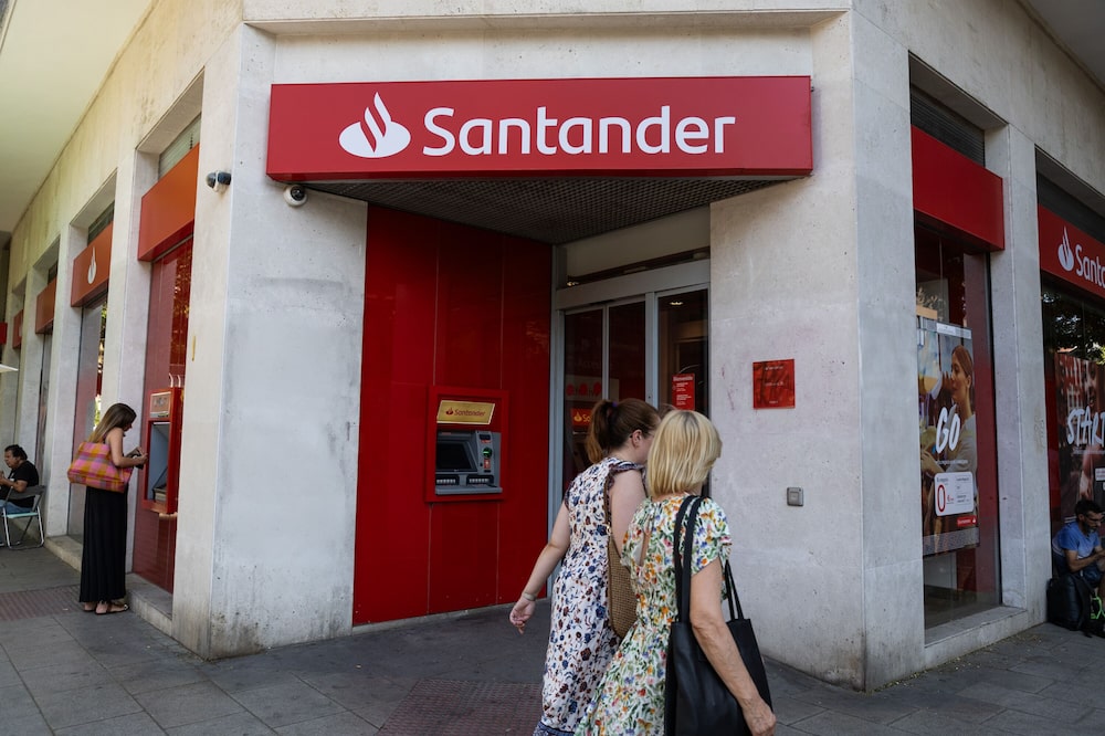 Una sucursal del Banco Santander SA en Madrid. Una sucursal del Banco Santander SA en Madrid.