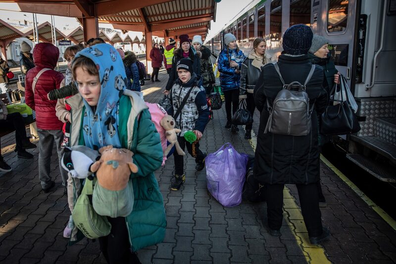 Ucranianos desplazados y sus hijos desembarcan de un tren en la estación de tren de Przemysl, Polonia, el martes 15 de marzo de 2022. Ucranianos desplazados y sus hijos desembarcan de un tren en la estación de tren de Przemysl, Polonia, el martes 15 de marzo de 2022.