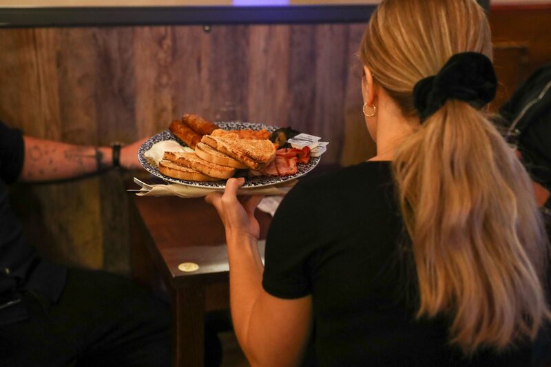 Los platos costarán cerca de US$20. Una gran selección de botellas y vinos por copa de pequeños productores de regiones clásicas como Borgoña. Los platos costarán cerca de US$20. Una gran selección de botellas y vinos por copa de pequeños productores de regiones clásicas como Borgoña.