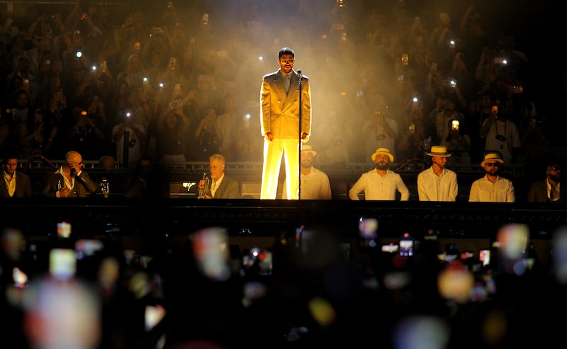 Bad Bunny (C) actúa durante su gira mundial "Debí Tirar Más Fotos" en el Estadio Atanasio Girardot el 23 de enero de 2026 en Medellín, Colombia. Bad Bunny (C) actúa durante su gira mundial "Debí Tirar Más Fotos" en el Estadio Atanasio Girardot el 23 de enero de 2026 en Medellín, Colombia.