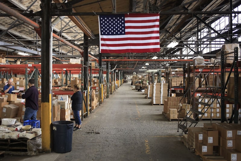 En la fotografía, una bandera estadounidense en un almacén de una fábrica en Newell, Virginia Occidental. En la fotografía, una bandera estadounidense en un almacén de una fábrica en Newell, Virginia Occidental.