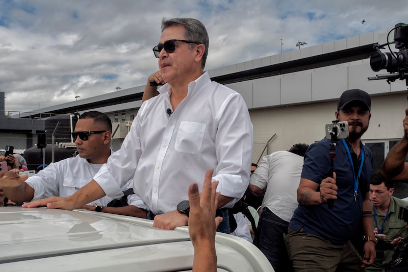 El expresidente de Honduras, Juan Orlando Hernández, saluda a sus simpatizantes tras llegar al Aeropuerto Internacional de Palmerola, el domingo 26 de julio de 2026. El expresidente de Honduras, Juan Orlando Hernández, saluda a sus simpatizantes tras llegar al Aeropuerto Internacional de Palmerola, el domingo 26 de julio de 2026.