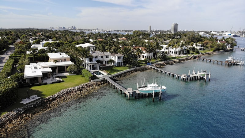 Fuga de bilionários da Califórnia aquece o mercado de imóveis de luxo em Miami Fuga de bilionários da Califórnia aquece o mercado de imóveis de luxo em Miami