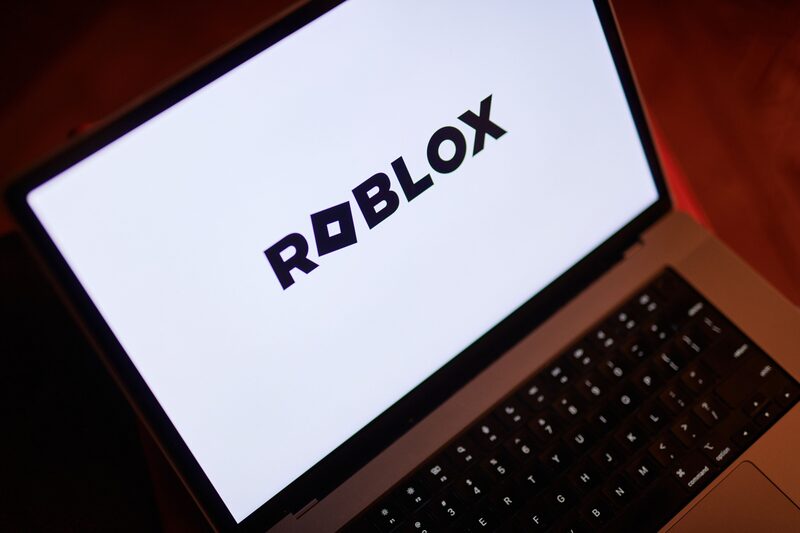 Logo de Robolx en una laptop Logo de Robolx en una laptop