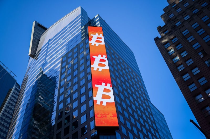 Cartel de Bitcoin en el Nasdaq MarketSite de Nueva York. Cartel de Bitcoin en el Nasdaq MarketSite de Nueva York.