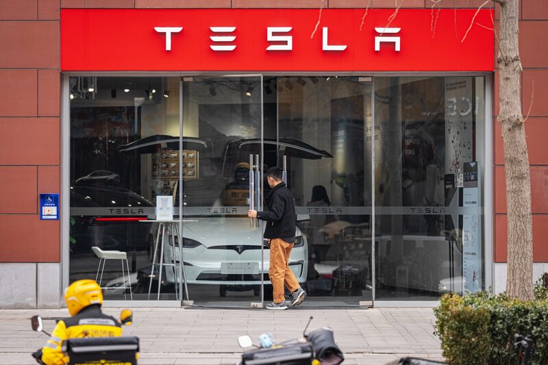 Tesla reduce envíos desde su planta en China ante presión de rivales como BYD y Xiaomi. Tesla reduce envíos desde su planta en China ante presión de rivales como BYD y Xiaomi.