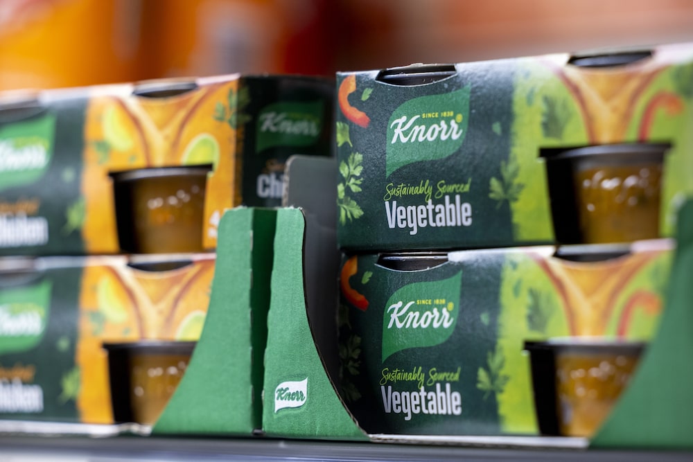 Nos últimos anos, a Unilever já tem se afastado do setor de alimentos, mas ainda opera com a maionese Hellmann’s e os cubos de caldo Knorr. Nos últimos anos, a Unilever já tem se afastado do setor de alimentos, mas ainda opera com a maionese Hellmann’s e os cubos de caldo Knorr.