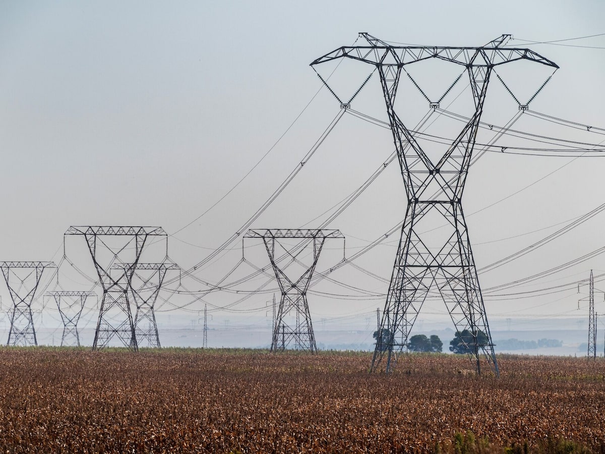 Crecimiento de la demanda eléctrica global en 2025 impulsado por vehículos eléctricos y energía solar.