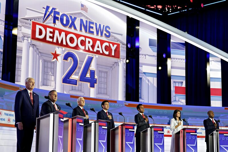 Los candidatos presidenciales republicanos de 2024 Asa Hutchinson, de izquierda a derecha, Chris Christie, el exvicepresidente Mike Pence, Ron DeSantis, Vivek Ramaswamy, Nikki Haley, el senador Tim Scott y Doug Burgum durante el debate presidencial de las primarias republicanas organizado por Fox News en Milwaukee, Wisconsin, Estados Unidos, el miércoles 23 de agosto de 2023. Los candidatos presidenciales republicanos de 2024 Asa Hutchinson, de izquierda a derecha, Chris Christie, el exvicepresidente Mike Pence, Ron DeSantis, Vivek Ramaswamy, Nikki Haley, el senador Tim Scott y Doug Burgum durante el debate presidencial de las primarias republicanas organizado por Fox News en Milwaukee, Wisconsin, Estados Unidos, el miércoles 23 de agosto de 2023.
