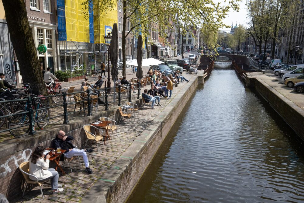 Clientes usan los lados del Canal para los restaurantes enAmsterdam, Holanda, el miércoles 28 de abril,2021. Fotógrafo: Peter Boer/Bloomberg Clientes usan los lados del Canal para los restaurantes enAmsterdam, Holanda, el miércoles 28 de abril,2021. Fotógrafo: Peter Boer/Bloomberg