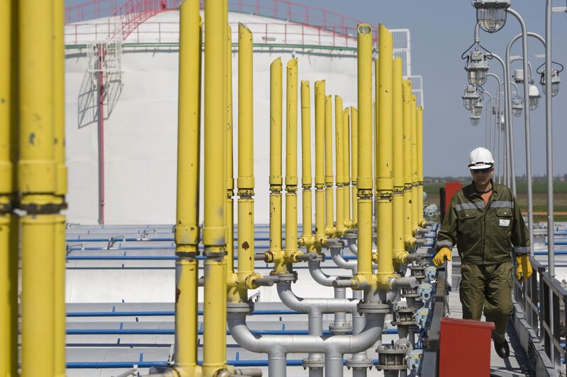 Una refinería de petróleo y gas operada por Gazprom cerca de Kikinda, Serbia. Fotógrafo: Oliver Bunic/Bloomberg Una refinería de petróleo y gas operada por Gazprom cerca de Kikinda, Serbia. Fotógrafo: Oliver Bunic/Bloomberg