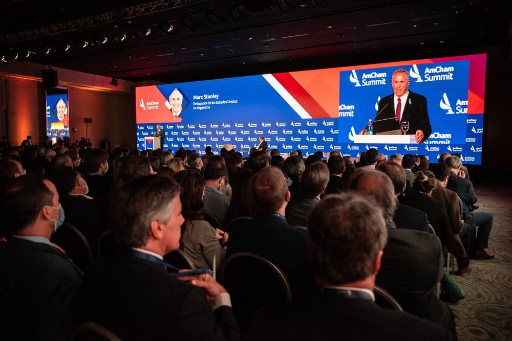 El diplomático se dirigió a ejecutivos locales y de filiales de empresas norteamericanas. El diplomático se dirigió a ejecutivos locales y de filiales de empresas norteamericanas.