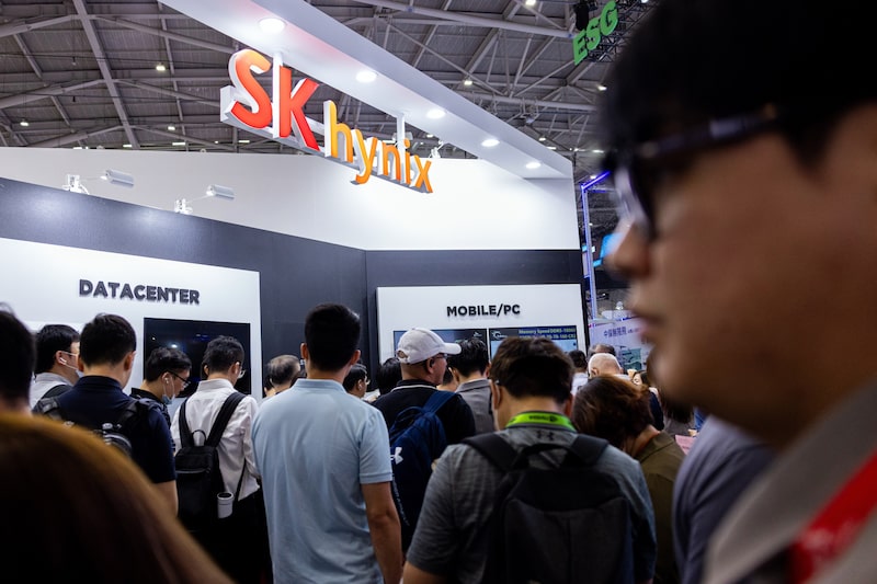 La salida a bolsa de SK Hynix en Estados Unidos se suma a la oleada de gigantes tecnológicos que están recurriendo a las vastas reservas de capital del mercado para financiar el desarrollo de la infraestructura de inteligencia artificial. La salida a bolsa de SK Hynix en Estados Unidos se suma a la oleada de gigantes tecnológicos que están recurriendo a las vastas reservas de capital del mercado para financiar el desarrollo de la infraestructura de inteligencia artificial.