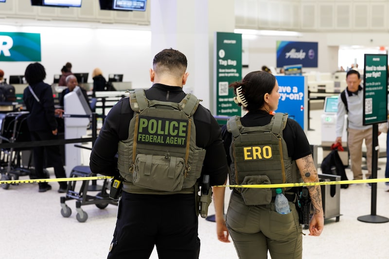 Un agente de las fuerzas del orden federales y un agente de Operaciones de Control y Expulsión en el Aeropuerto George Bush de Houston, el 26 de marzo. Fotógrafo: Mark Felix/Bloomberg Un agente de las fuerzas del orden federales y un agente de Operaciones de Control y Expulsión en el Aeropuerto George Bush de Houston, el 26 de marzo. Fotógrafo: Mark Felix/Bloomberg