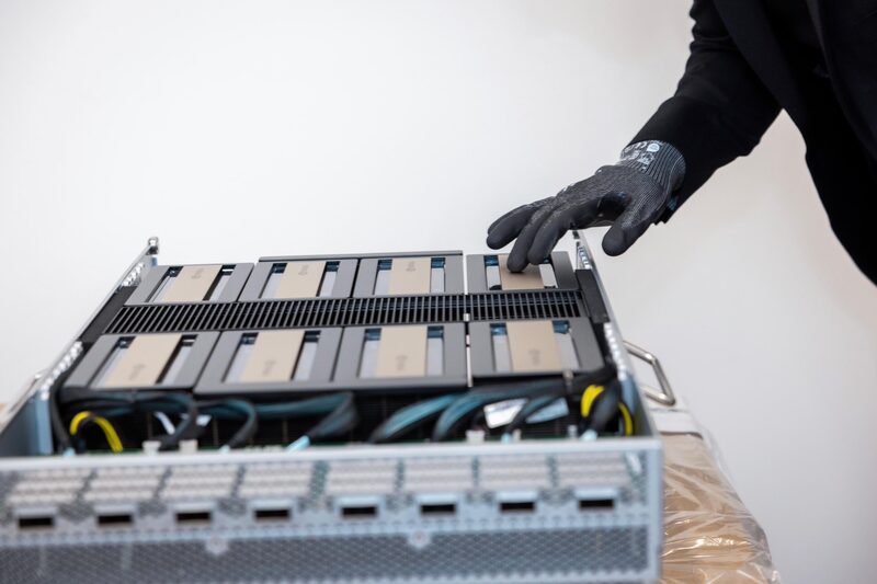 El presidente de El Salvador, Nayib Bukele, al recibir el Supermicro SuperServer equipado con GPU Nvidia B300 para IA. El presidente de El Salvador, Nayib Bukele, al recibir el Supermicro SuperServer equipado con GPU Nvidia B300 para IA.