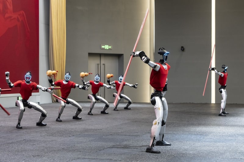 Robots humanoides G1 de Unitree Robotics durante una demostración de artes marciales. Robots humanoides G1 de Unitree Robotics durante una demostración de artes marciales.