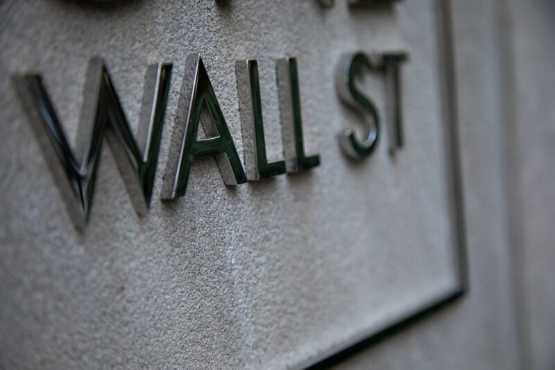 Señalización de Wall Street cerca de la Bolsa de Nueva York (NYSE) en Nueva York, EEUU, el martes 31 de octubre de 2023. Wall Street se encamina hacia el final de un mes nervioso, con las acciones fluctuando y los bonos mezclados mientras los operadores se tomaban con calma los últimos datos económicos en vísperas de la decisión de la Reserva Federal. Fotógrafo: Michael Nagle/Bloomberg Señalización de Wall Street cerca de la Bolsa de Nueva York (NYSE) en Nueva York, EEUU, el martes 31 de octubre de 2023. Wall Street se encamina hacia el final de un mes nervioso, con las acciones fluctuando y los bonos mezclados mientras los operadores se tomaban con calma los últimos datos económicos en vísperas de la decisión de la Reserva Federal. Fotógrafo: Michael Nagle/Bloomberg