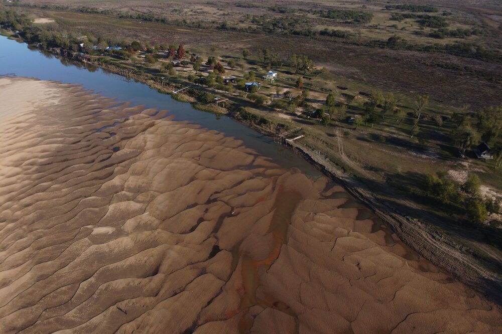 Los niveles del río Paraná bajaron mientras Argentina fue golpeada por una sequía. Los niveles del río Paraná bajaron mientras Argentina fue golpeada por una sequía.