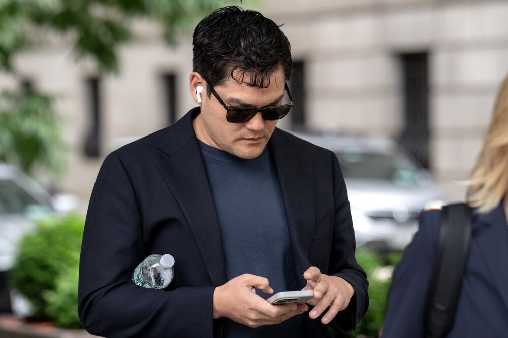 O ex-chefe de operações da Archegos Capital, William Tomita, na saída do tribunal em Nova York em 10 de julho
 O ex-chefe de operações da Archegos Capital, William Tomita, na saída do tribunal em Nova York em 10 de julho