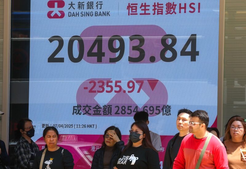 Una pantalla muestra la caída del índice Hang Seng en una sucursal de Dah Sing Banking Group Ltd. en Hong Kong, China, el lunes 7 de abril de 2025. Una pantalla muestra la caída del índice Hang Seng en una sucursal de Dah Sing Banking Group Ltd. en Hong Kong, China, el lunes 7 de abril de 2025.