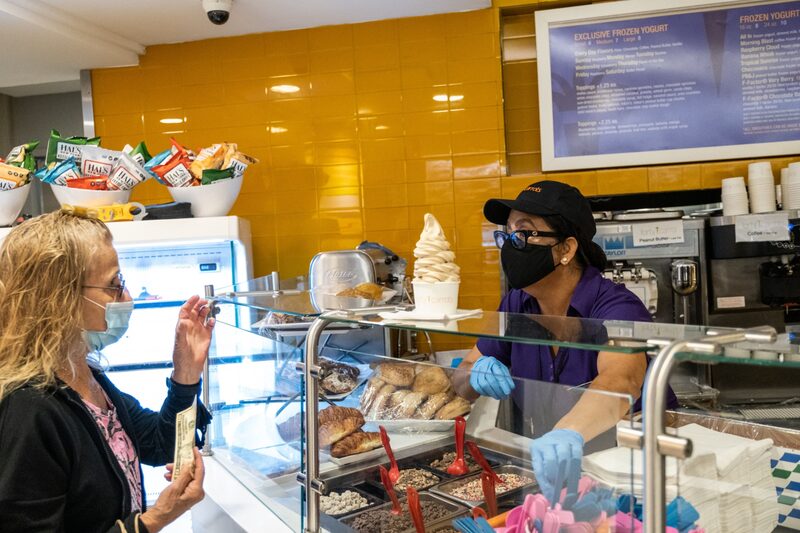 Nutrisa sigue el modelo de negocio en donde los clientes adquieren helados de yogurt pueden solicitar que se incorporen diferentes toppings o cubiertas Nutrisa sigue el modelo de negocio en donde los clientes adquieren helados de yogurt pueden solicitar que se incorporen diferentes toppings o cubiertas