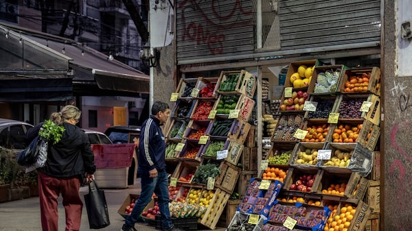 Confianza del consumidor cae a niveles de 2020: tres países de Latinoamérica figuran entre las mayores caídas Confianza del consumidor cae a niveles de 2020: tres países de Latinoamérica figuran entre las mayores caídas