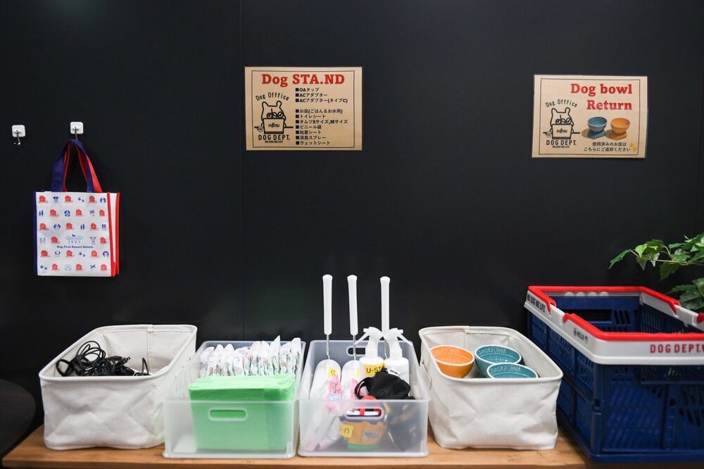 Pañales para perros, tazones y otras provisiones en la oficina de Fujitsu. Pañales para perros, tazones y otras provisiones en la oficina de Fujitsu.