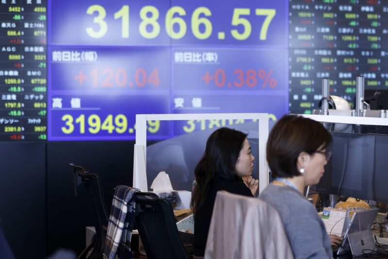Funcionários trabalham na sala de negociação da sede da Daiwa Securities em Tóquio Funcionários trabalham na sala de negociação da sede da Daiwa Securities em Tóquio