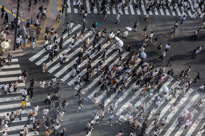 Unos peatones cruzan un cruce en el distrito de Shibuya, en Tokio (Japón). Unos peatones cruzan un cruce en el distrito de Shibuya, en Tokio (Japón).